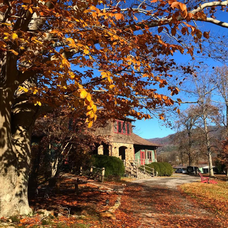 Laughing Heart Lodge Hot Springs Exterior photo